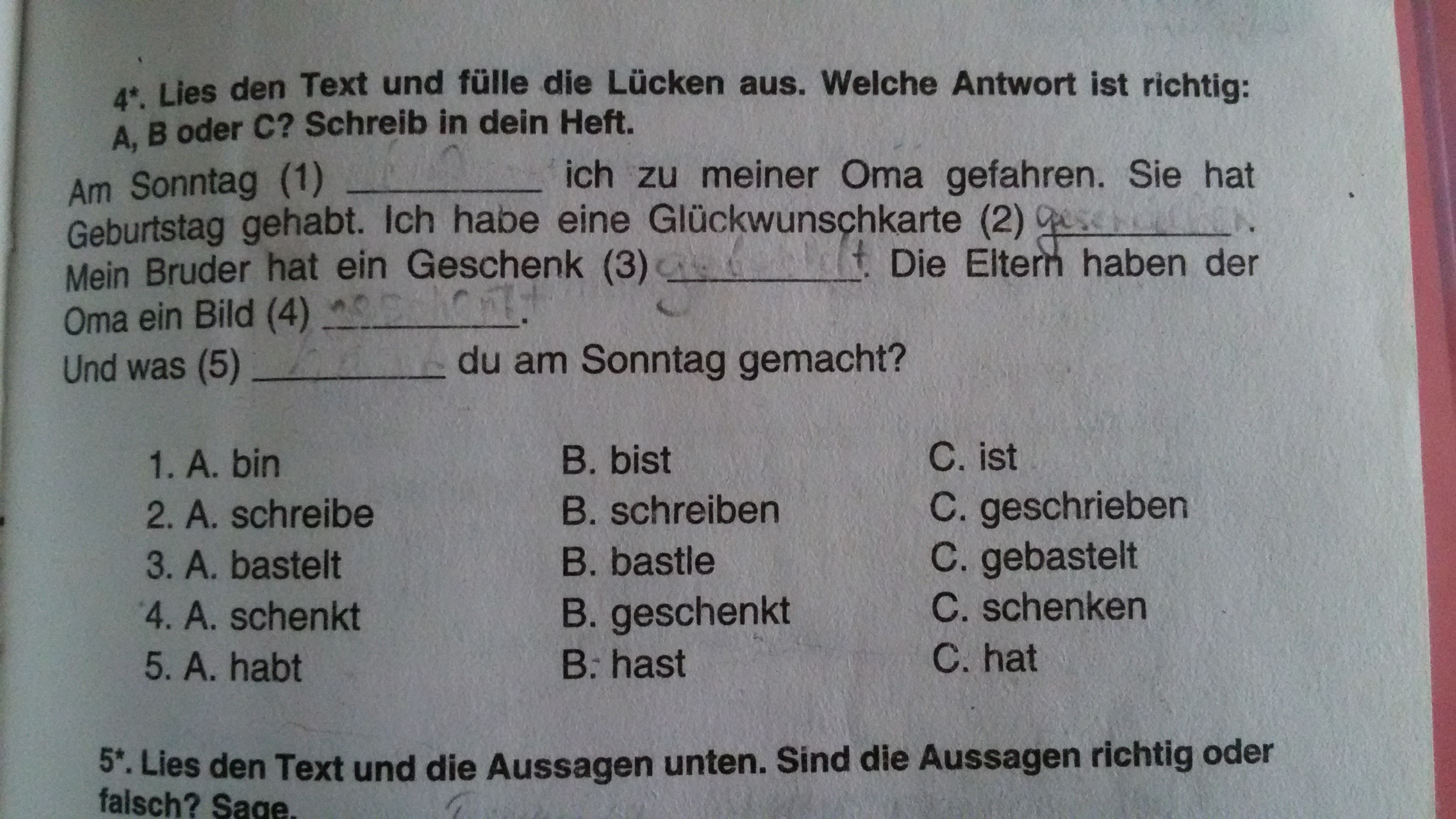 Mit den text. Задание richtig falsch по немецкому. Немецкий язык задание schreib den text richtig. Kapitel Abschlusstest Aufgabe 1 ответы. Ответы по немецкому Lies den. Text.